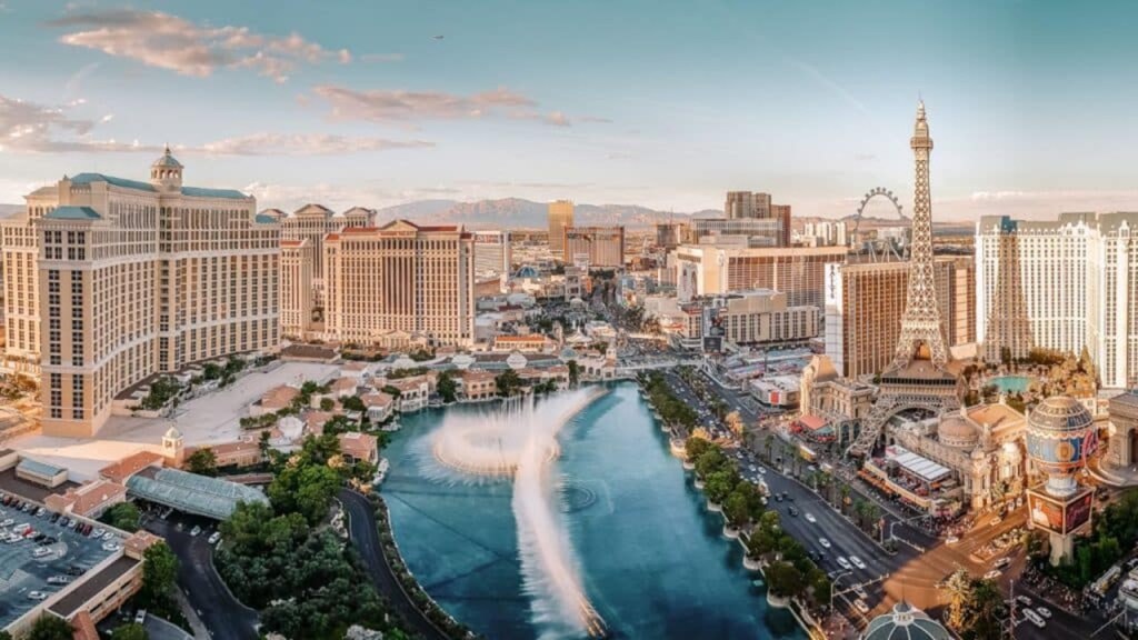 DIE HERSTRUKTURERINGSTRATEEG SE BESLUIT WORD SOMS VERKEERDELIKE DEUR DIE PUBLIEKE VERTOLK – EN BELEEF DIT AS ‘N BANKROTSKAP VAN DIE MAATSKAPPY/BESIGHEID